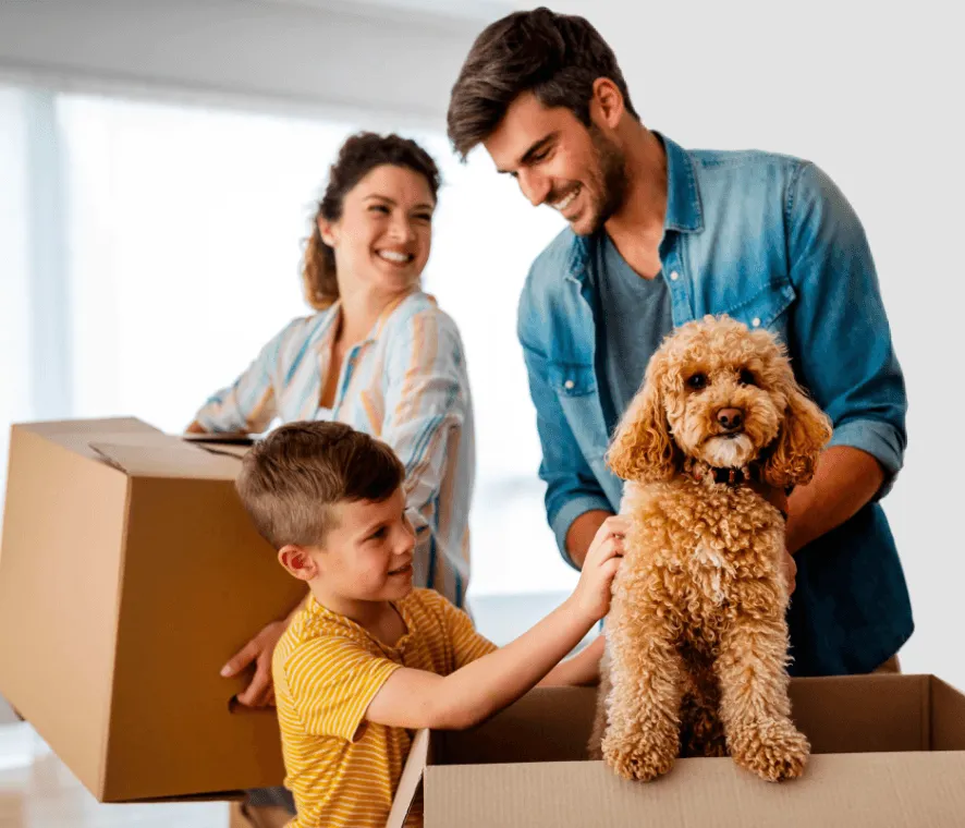 Familia con su mascota durante una mudanza a su nueva casa